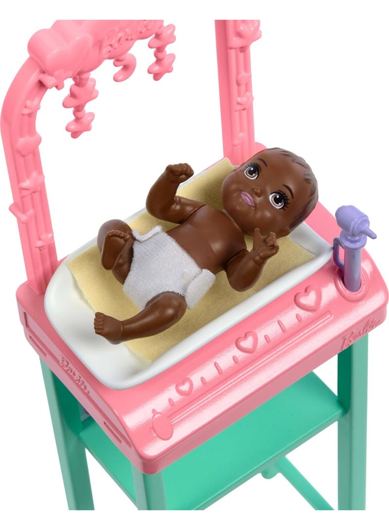 Barbie باربي طبيبة الأطفال مع دمية موضة شقراء ترتدي زي طبيب وردي، 1 دمية مع ملحقات - Image 4