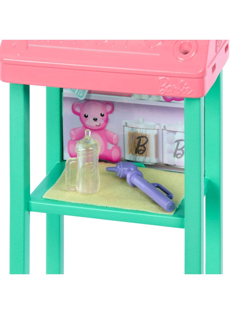 Barbie باربي طبيبة الأطفال مع دمية موضة شقراء ترتدي زي طبيب وردي، 1 دمية مع ملحقات - Image 5