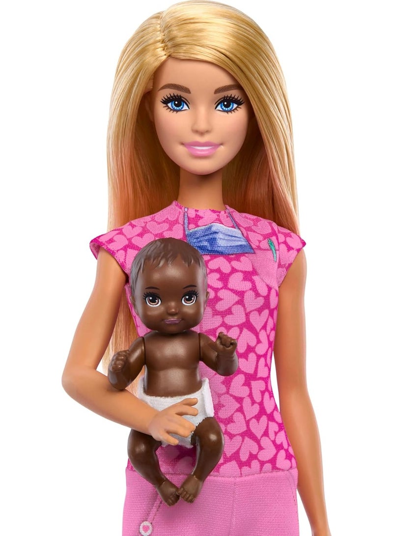 Barbie باربي طبيبة الأطفال مع دمية موضة شقراء ترتدي زي طبيب وردي، 1 دمية مع ملحقات - Image 2