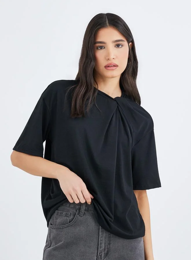 تايك تو تيشيرت نسائي أسود بياقة بعقدة وقصة واسعة