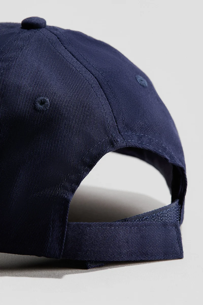 اتش اند ام قبعة من نسيج التويل بطبعات