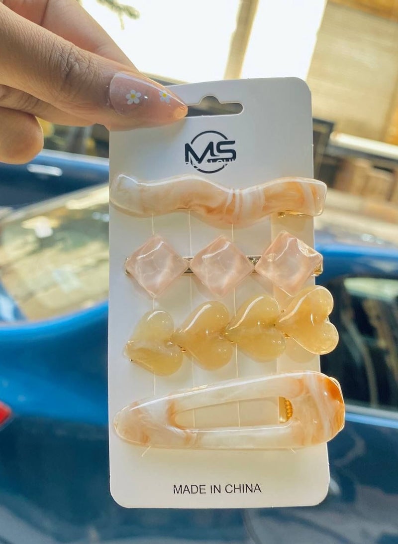 مجموعة من 4 مشابك شعر على بطاقة، تتميز بتصاميم مرحة ومبدعة بألوان زاهية وجذابة. مصنوعة من مواد عالية الجودة، مناسبة لجميع الأذواق والأعمار. - Image 2