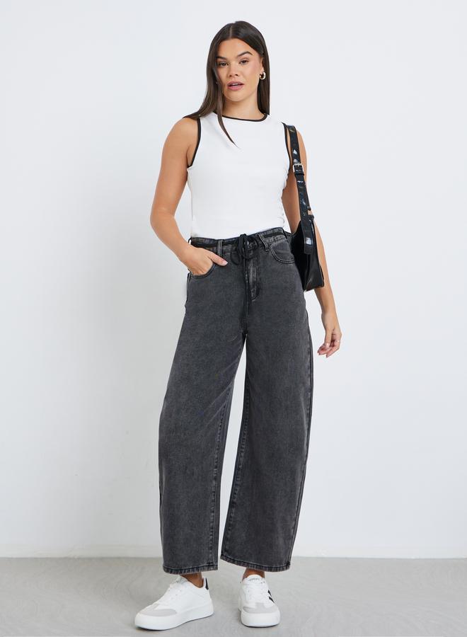 ستايلي جينز ستايلي بقصة مريحة وخصر متوسط مع تفاصيل رباط - Image 1