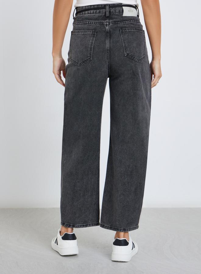 ستايلي جينز ستايلي بقصة مريحة وخصر متوسط مع تفاصيل رباط - Image 4