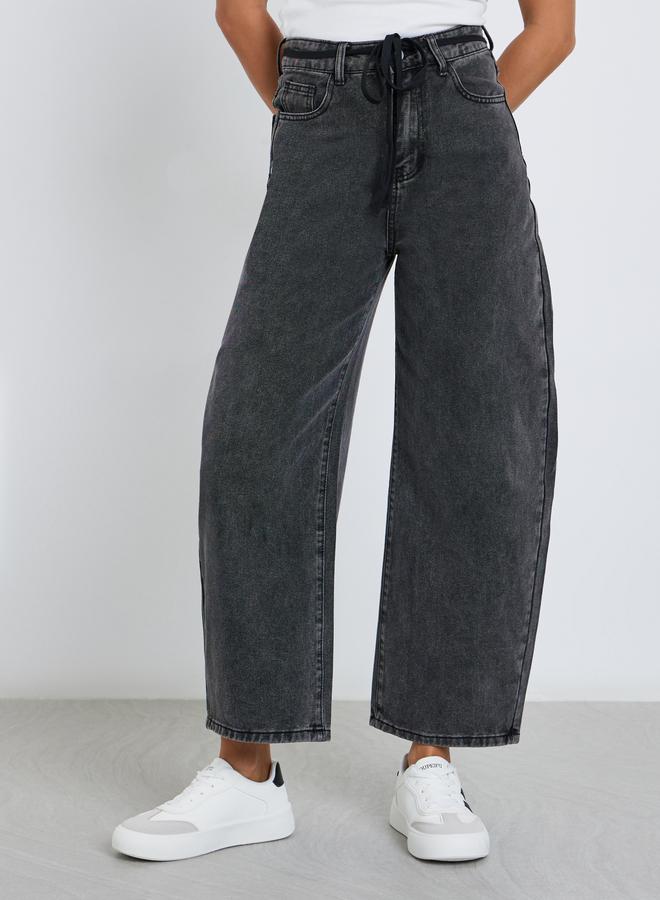 ستايلي جينز ستايلي بقصة مريحة وخصر متوسط مع تفاصيل رباط - Image 2