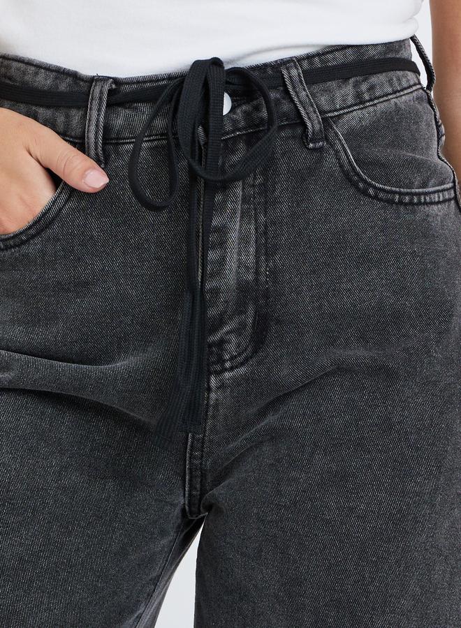 ستايلي جينز ستايلي بقصة مريحة وخصر متوسط مع تفاصيل رباط - Image 3