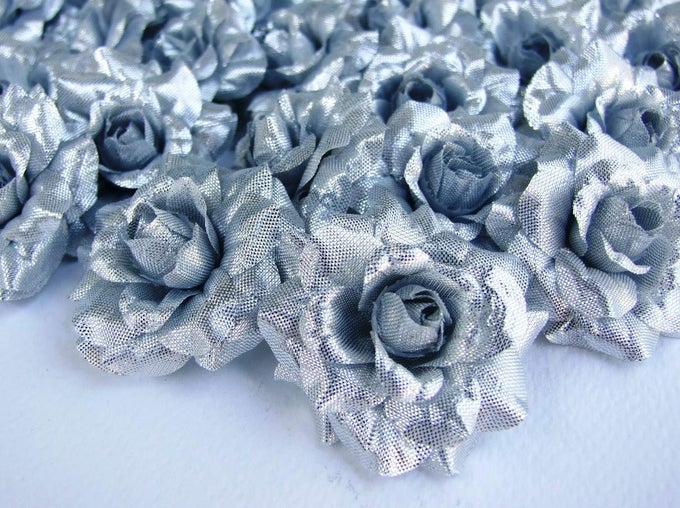 ARTIFICIAL FLOWER SILK HEAD SILVER ROSES 50 PCS FAUX FLOWERS FAKE FLOWERS PERFECT FOR DIY WEDDING BACKDROP CENTERPIECES PARTY HOME HEADBAND ARRANGEMENT DECORATIONS SIZE 175 IN