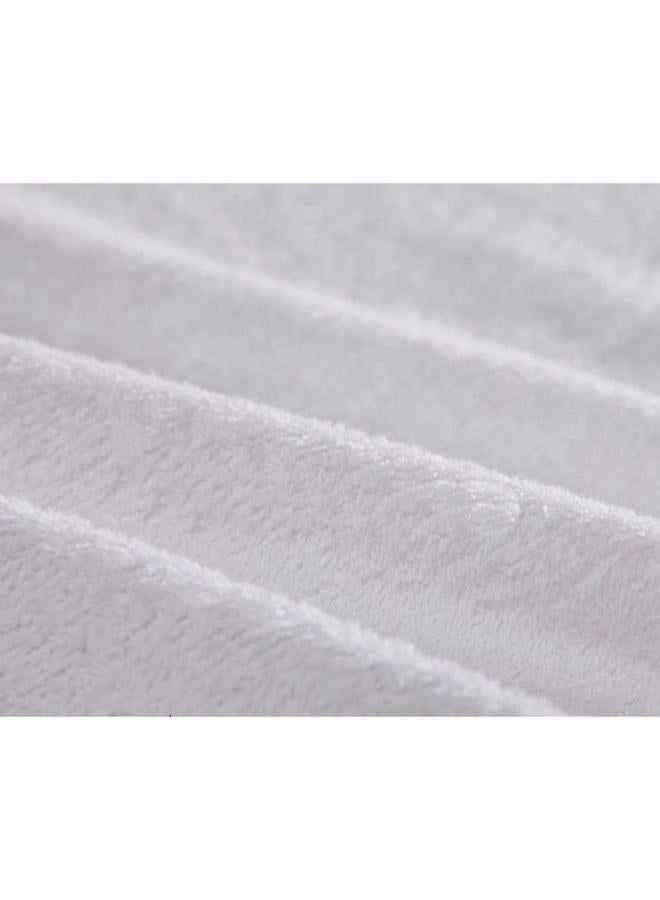 ماماز جيفت تم تصميم واقي المرتبة متوسط الحجم من ماماز جيفت، وهو حصيرة ناعمة مقاومة للماء للتدريب على استخدام المرحاض لمساعدتك أنت وطفلك الصغير على التغلب على ضغوط التدريب على استخدام المرحاض في الليل. - Image 1