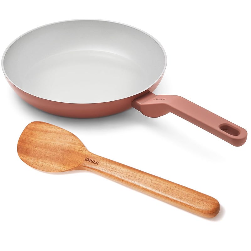 Ember Cookware مقلاة سيراميك أركيلا 24 سم | أواني طهي غير لاصقة | مقلاة غير سامة | معتمدة من ISI | مقلاة سيراميك للطهي | 1× ملعقة مسطحة | خالية من PFAS و PTFE | آمنة للاستخدام على الحث | تيراكوتا - Image 1