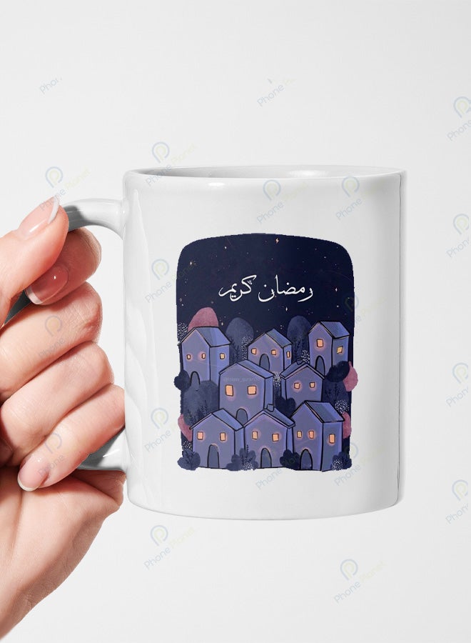 كوب من السيراميك مطبوع عليه عبارة رمضان كريم ويتميز بمقبض مريح
