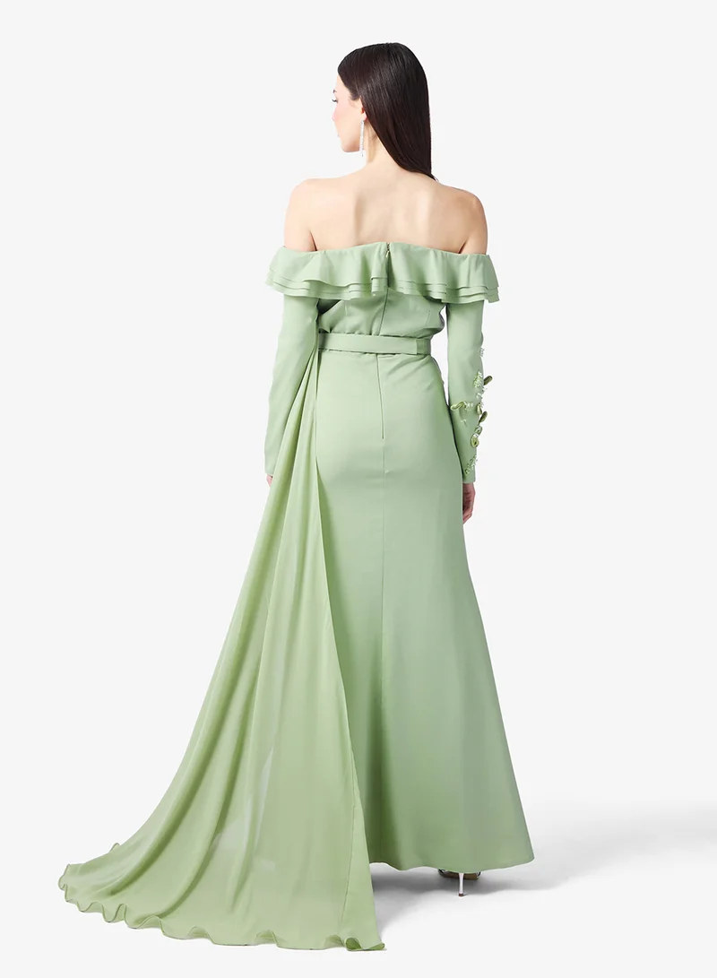 نمشي x فستان سهرة بكتف مكشوف وتفاصيل كشكش بتصميم -