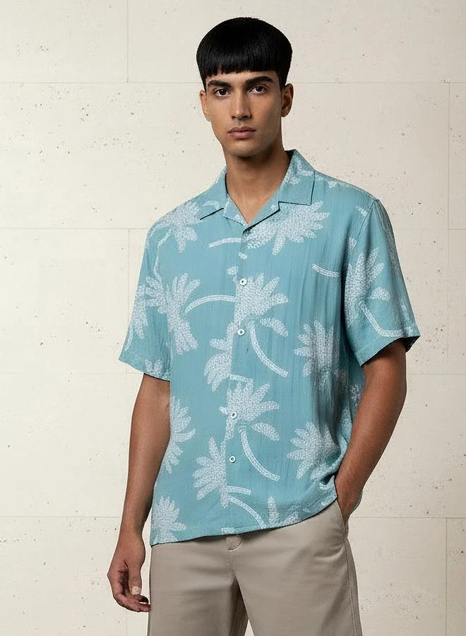 سبلاش فيڤ قميص رجالي بأكمام قصيرة بطبعة أشجار النخيل وياقة منتجع