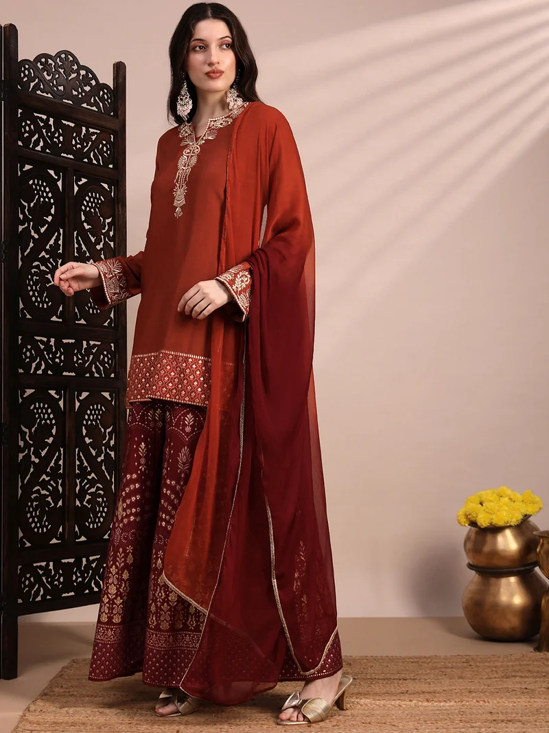 جلو باص طقم نسائي جلابيات مطرزة بالزاري بياقة مستديرة وأكمام قصيرة مع سراويل شارارا بطبعة فويل متدرجة ودوباتا متدرجة