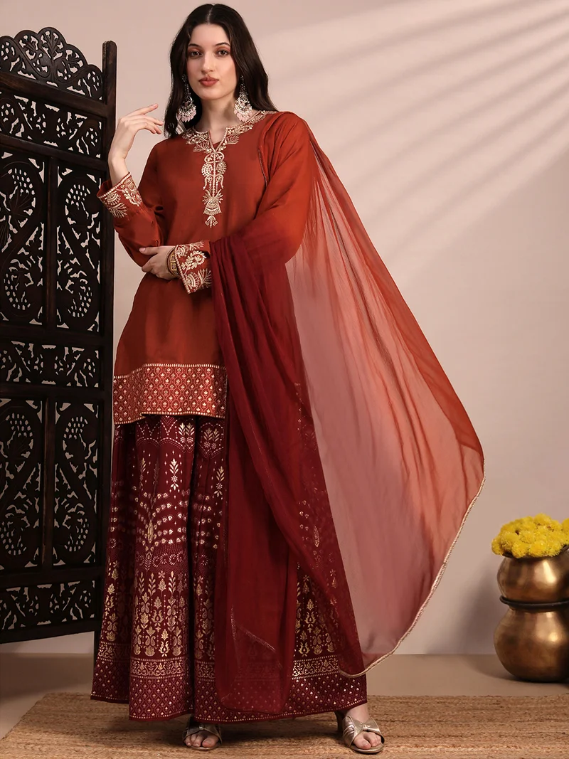 جلو باص طقم نسائي جلابيات مطرزة بالزاري بياقة مستديرة وأكمام قصيرة مع سراويل شارارا بطبعة فويل متدرجة ودوباتا متدرجة