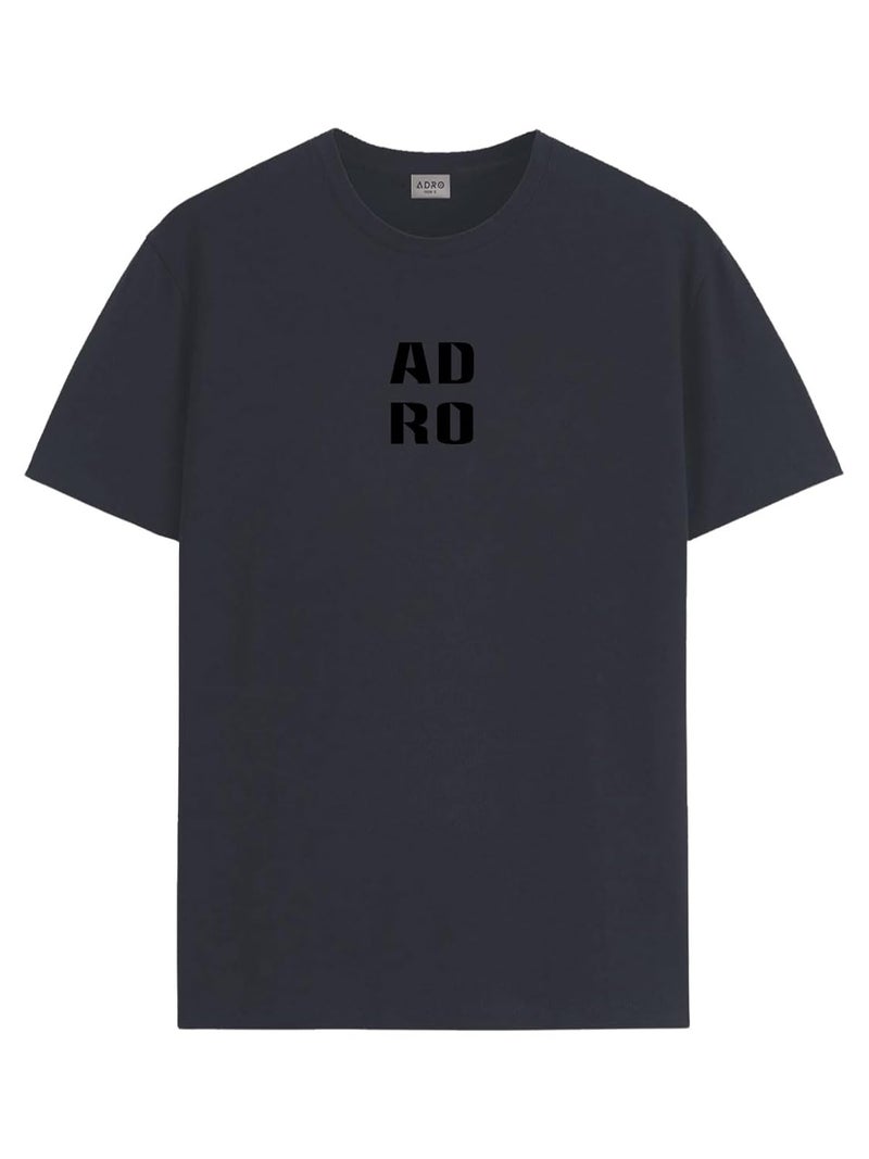 adro تي شيرت ADRO للرجال بقصة عادية باللون الرمادي الداكن بتصميم نصي بسيط - Image 1