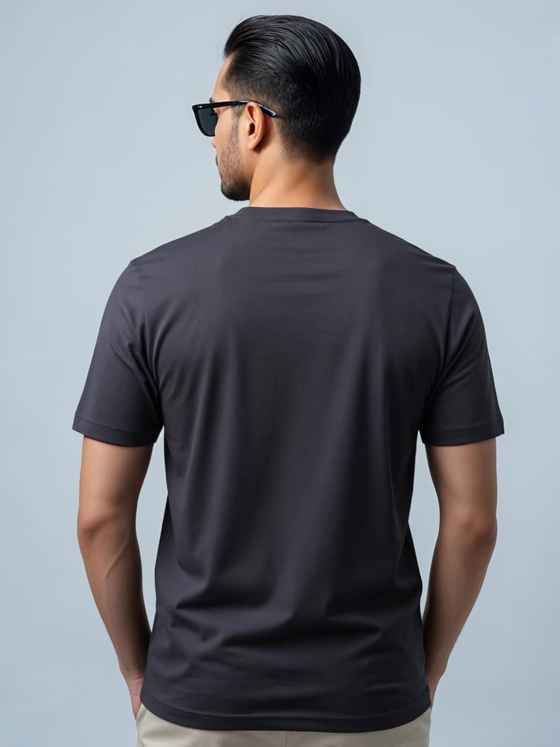 adro تي شيرت ADRO للرجال بقصة عادية باللون الرمادي الداكن بتصميم نصي بسيط - Image 4