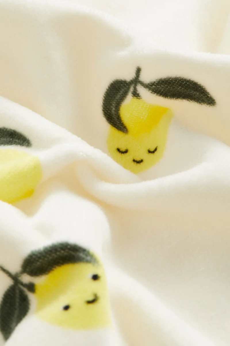 اتش اند ام منشفة للحمام مزينة بنقوش