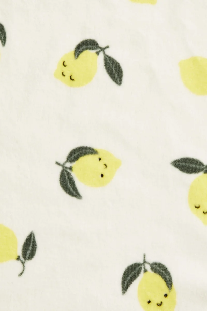 اتش اند ام منشفة للحمام مزينة بنقوش