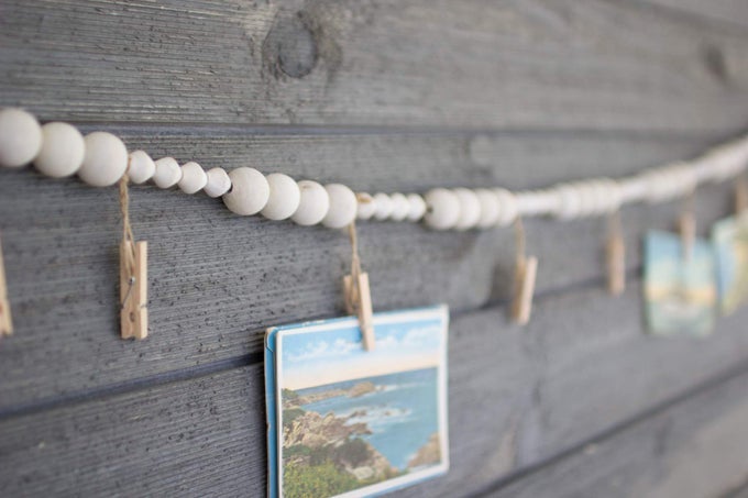 CGL4037 WOOD BEAD GARLAND WITH CLOTHES PIN PHOTOCARD HOLDERS ONE SIZE OFFWHITE