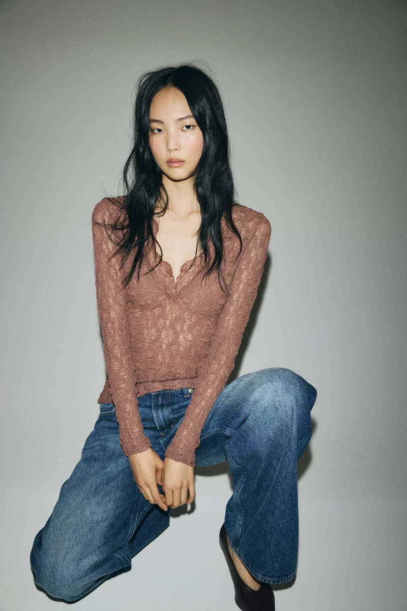 اتش اند ام بلوزة دانتيل بقبة V