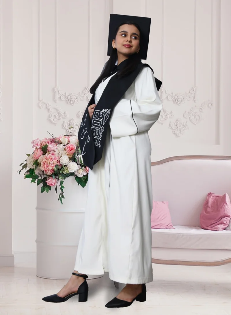 عبايات حوراء زي تخرج عباية اوف وايت مع وشاح وكاب اسود سادة