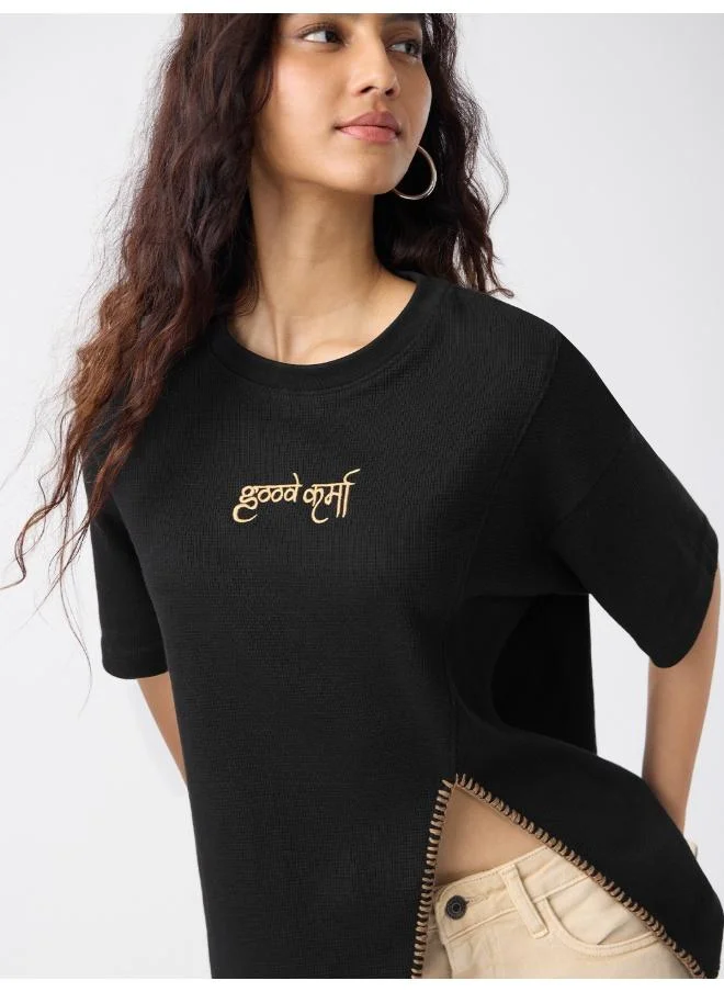ذا سوليد ستور تيشيرت "كارما" أسود مطرز بقصة واسعة Oversized للنساء من ذا سولد ستور