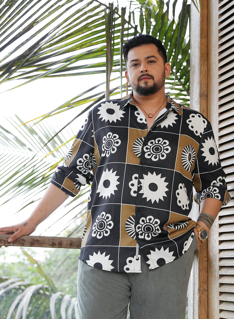 انستافاب بلس قميص رجالي مقاس كبير بلون أسود منتصف الليل وبني شوكولاتة من إنستافاب بلس بنمط بلوم بلوك للملابس الكاجوال بياقة واسعة وأكمام طويلة وإغلاق بأزرار ومقاس مريح للارتداء اليومي