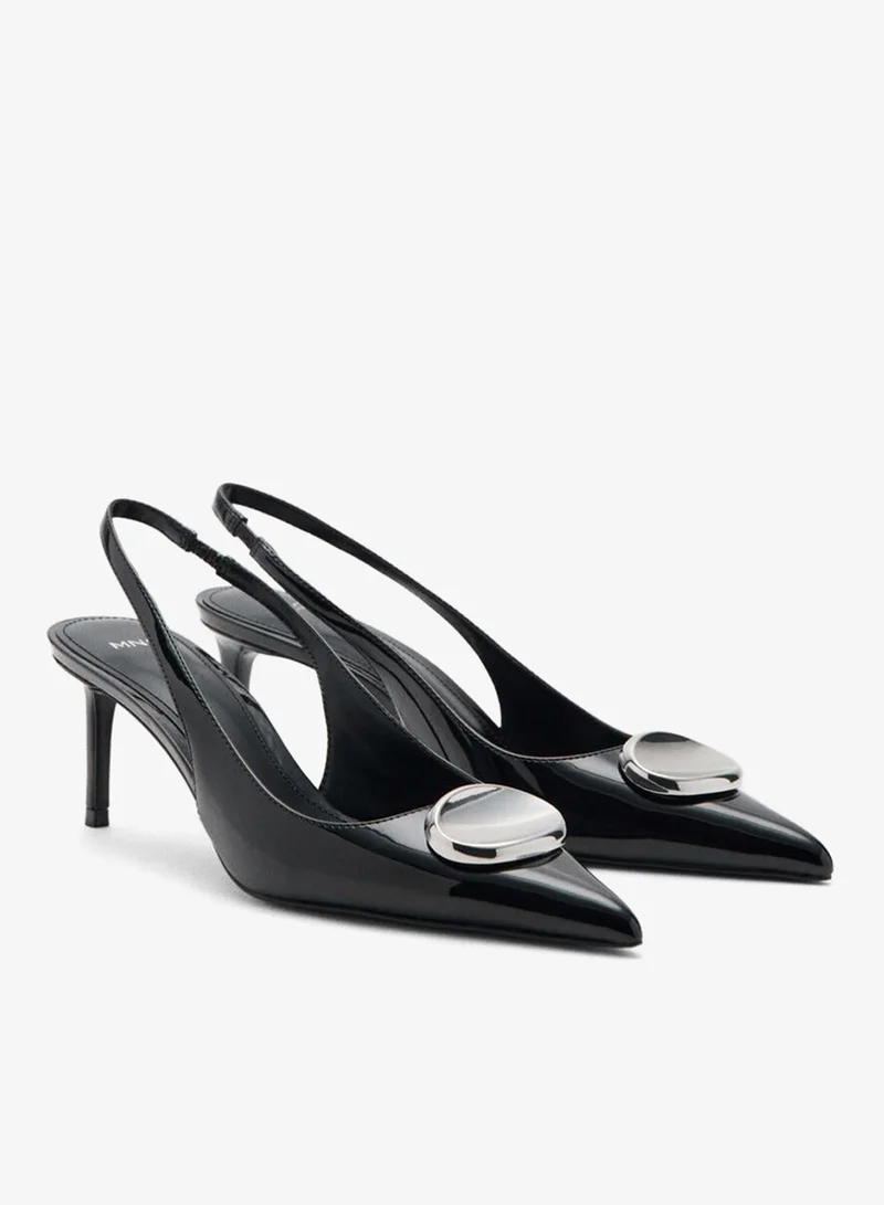 مانجو حذاء بكعب عالٍ من الجلد اللامع بتفاصيل معدنية