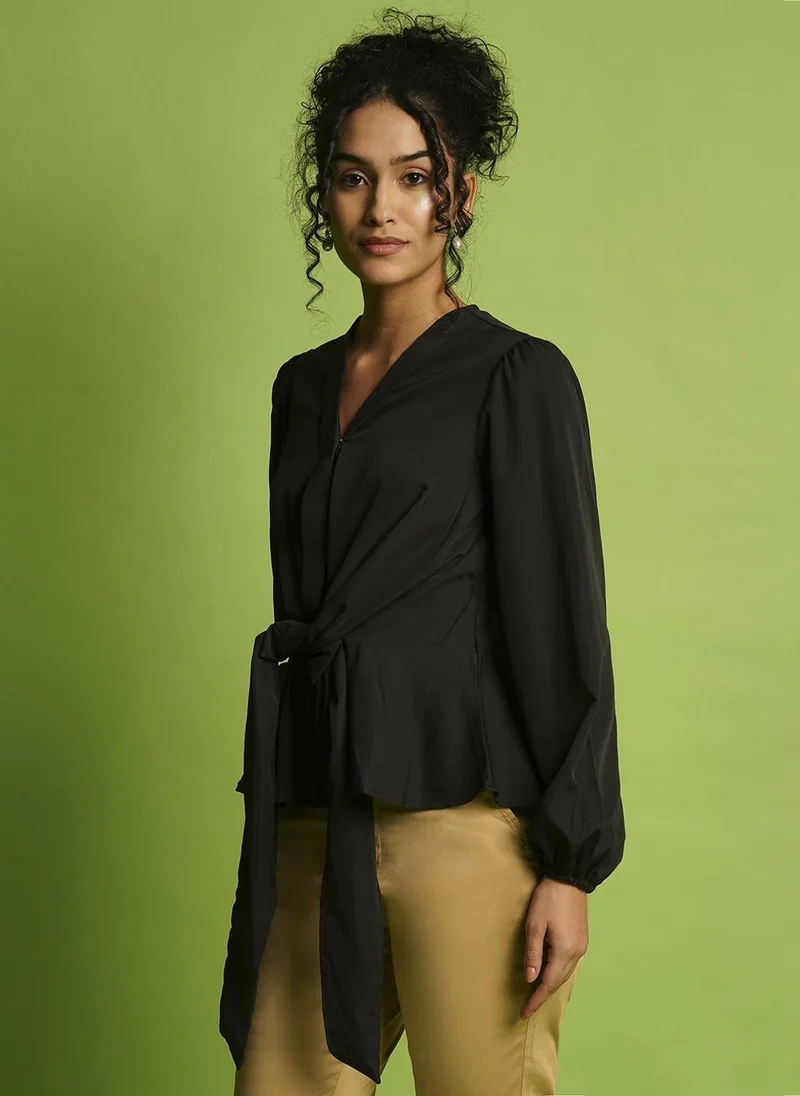 جلو باص بلوزة نسائية سادة بياقة على شكل حرف  وتفاصيل ربط وكسرات