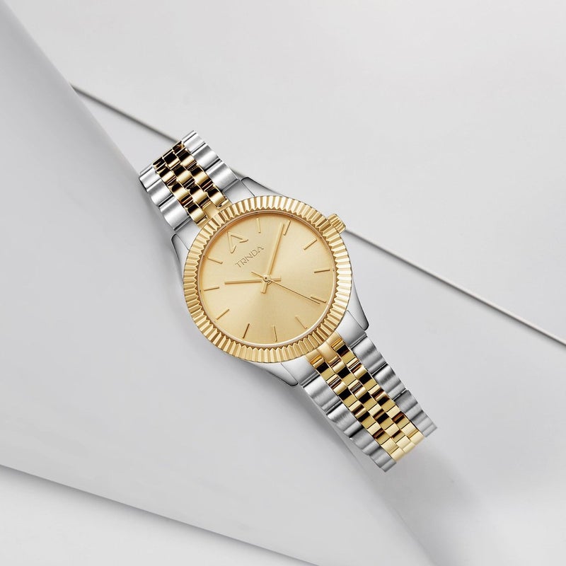 ترندا ساعة نسائية من TRNDA بإطار من الفولاذ المقاوم للصدأ فضي وسوار من الفولاذ المقاوم للصدأ فضي وذهبي. - Image 5