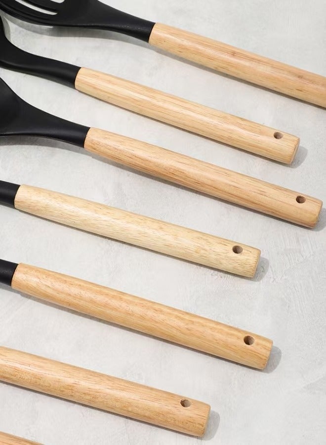 مجموعة أدوات طبخ مكونة من 11 قطعة مع يداوي خشبية، تتضمن أدوات مطبخ، صكك طبخ، أدوات طبخ من السليكون، وسطائح طبخ لا تلتصق، ومقاومة للحرارة باللون الأسود. - Image 3