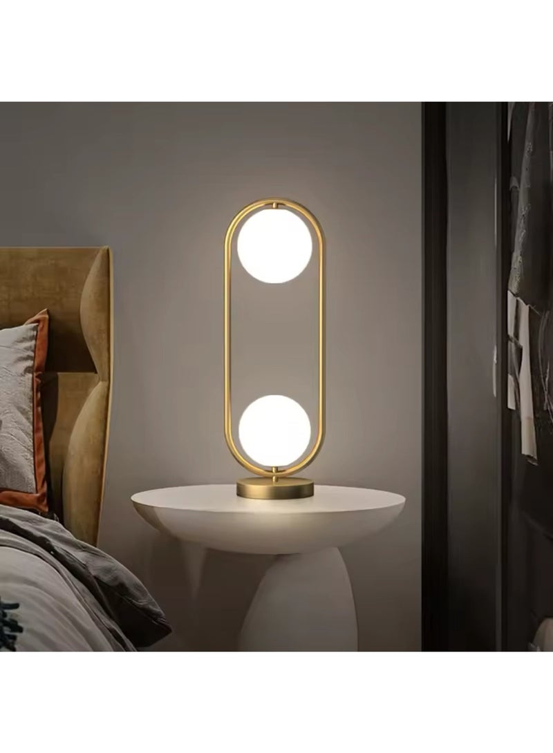 مصباح طاولة كروي حديث مزدوج بإطار ذهبي - مصباح عصري بجانب السرير أو المكتب مع كرات زجاجية مصنفرة وحامل معدني أنيق لغرفة المعيشة أو غرفة النوم أو المكتب - Image 1