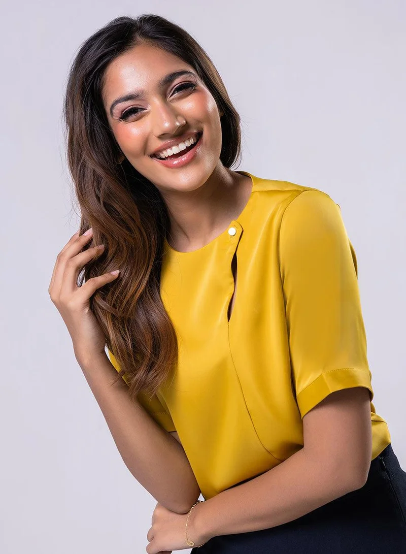 زجزاج بلوزة ساتان قصيرة بأزرار جانبية عند الرقبة