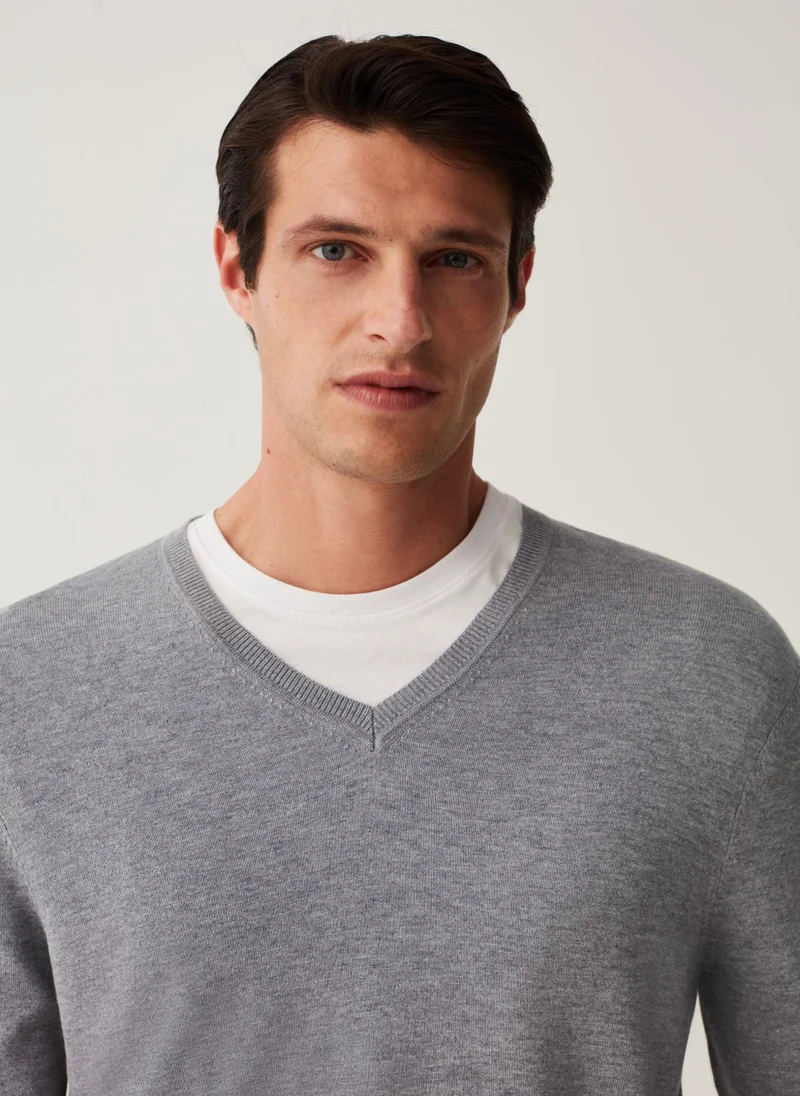 او في اس V-neck pullover