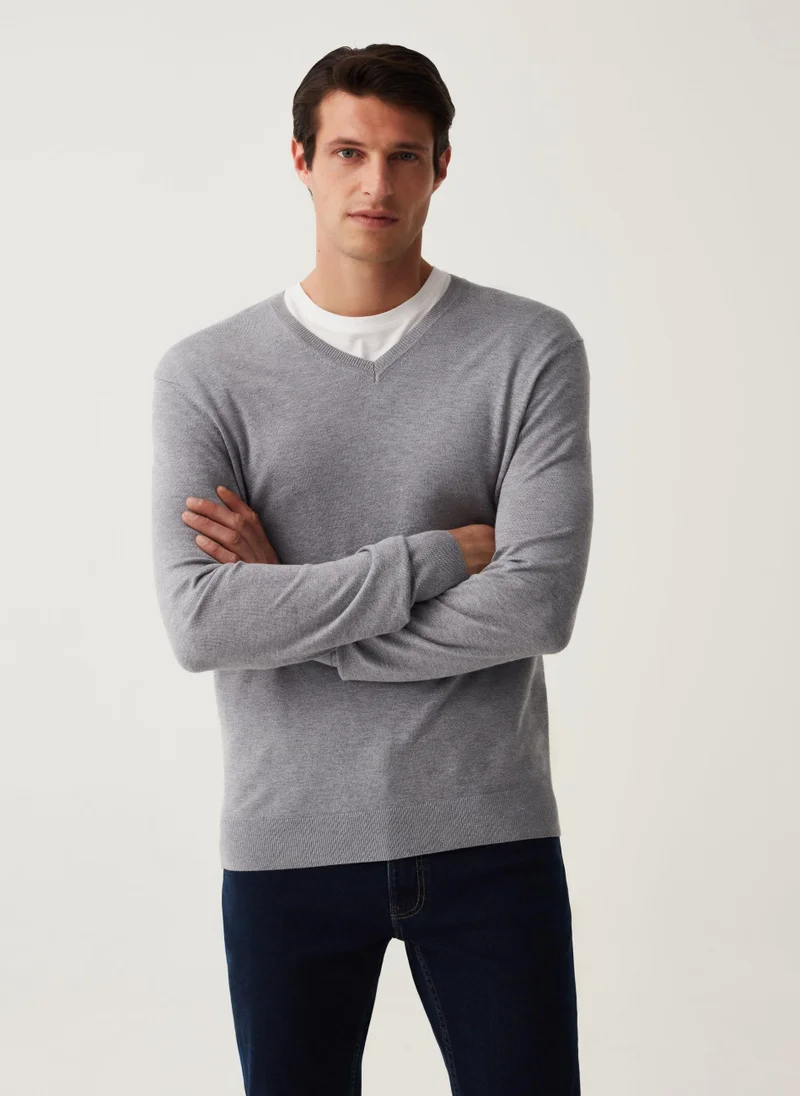 او في اس V-neck pullover