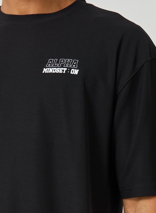 ستايلي اكتيف تيشيرت كبير بطبعة شعار من قماش المايكرو بيكيه - Image 4