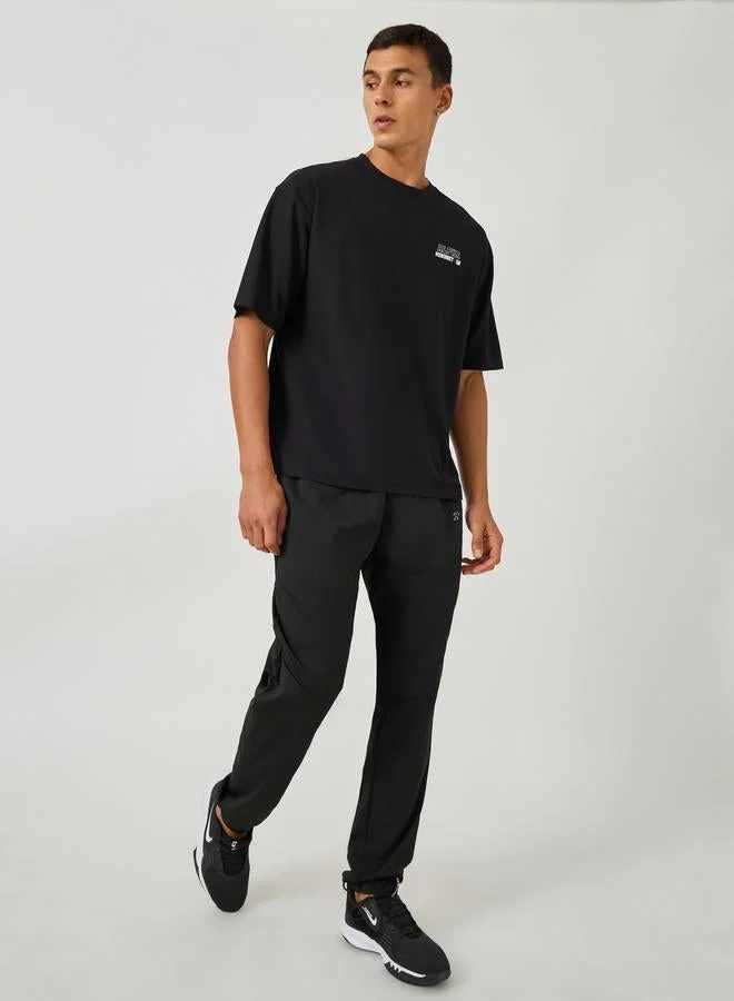 ستايلي اكتيف تيشيرت كبير بطبعة شعار من قماش المايكرو بيكيه