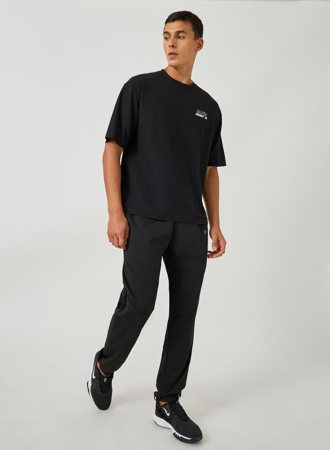 ستايلي اكتيف تيشيرت كبير بطبعة شعار من قماش المايكرو بيكيه - Image 2