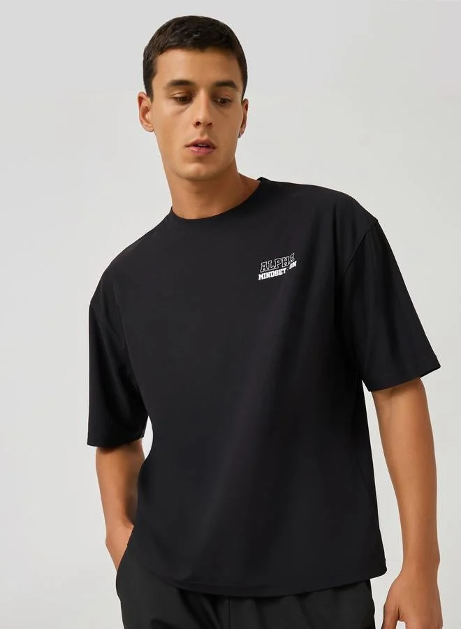 ستايلي اكتيف تيشيرت كبير بطبعة شعار من قماش المايكرو بيكيه