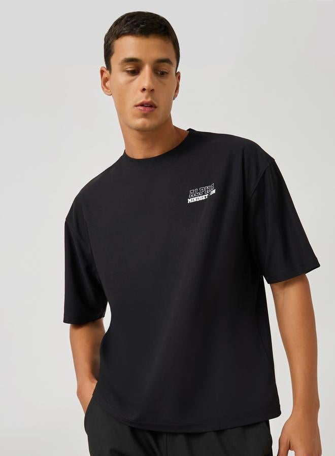 ستايلي اكتيف تيشيرت كبير بطبعة شعار من قماش المايكرو بيكيه - Image 1