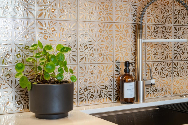 Main Street 24-Pack of 8 x 8" Wallpaper Tiles Peel and Sitck in White and Gold Leaves Design for Kitchen Backsplash, Renter Friendly, Paper Wall Tiles for Your Home and DIY Projects - Image 2