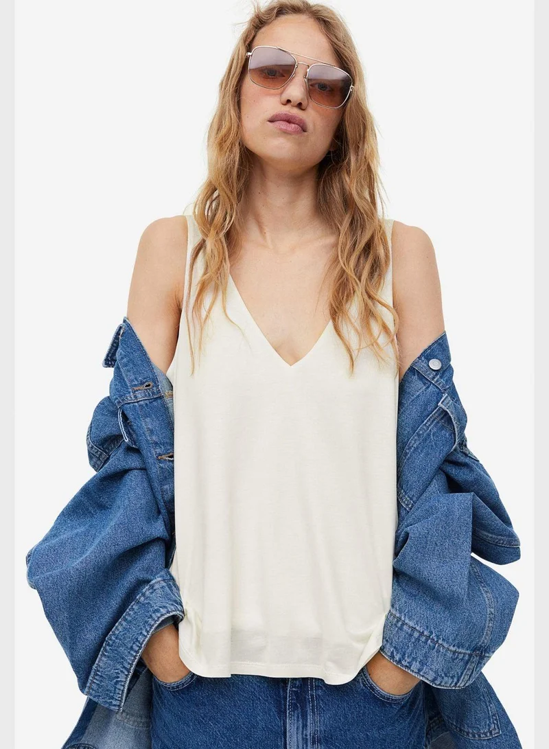 اتش اند ام بلوزة بدون أكمام بياقة على شكل حرف