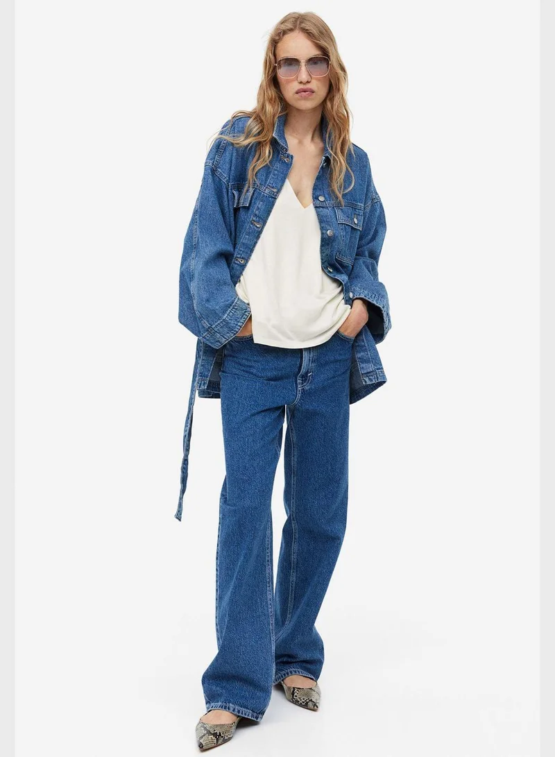 اتش اند ام بلوزة بدون أكمام بياقة على شكل حرف