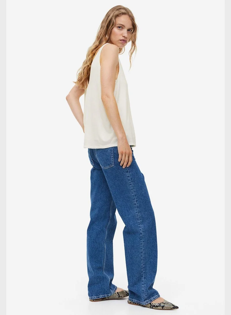 اتش اند ام بلوزة بدون أكمام بياقة على شكل حرف