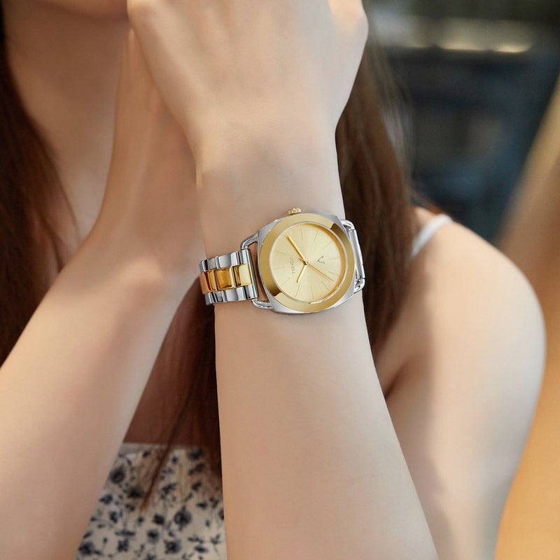 ترندا ساعة نسائية من TRNDA بإطار من الفولاذ المقاوم للصدأ الفضي وسوار من الفولاذ المقاوم للصدأ الفضي والذهبي. - Image 2