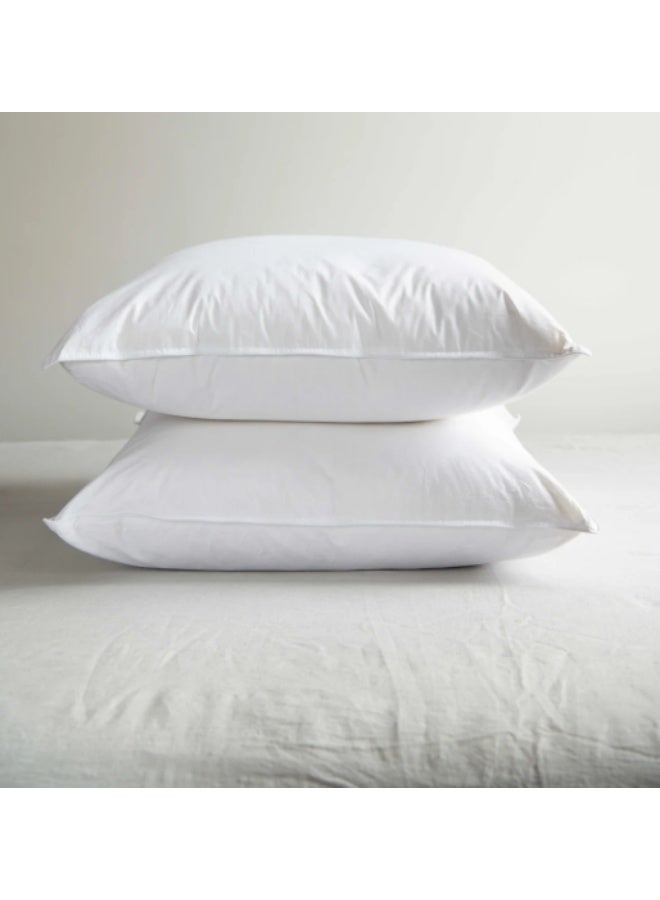 A microfiber pillow is filled with very fine synthetic fibers known as microfiber. It is characterized by its softness and lightness while providing comfortable support for the head and neck. It is often used as a practical alternative to feathers or natural down because it offers a fluffy and comfortable feel at a lower price and is easier to care for. - Image 4