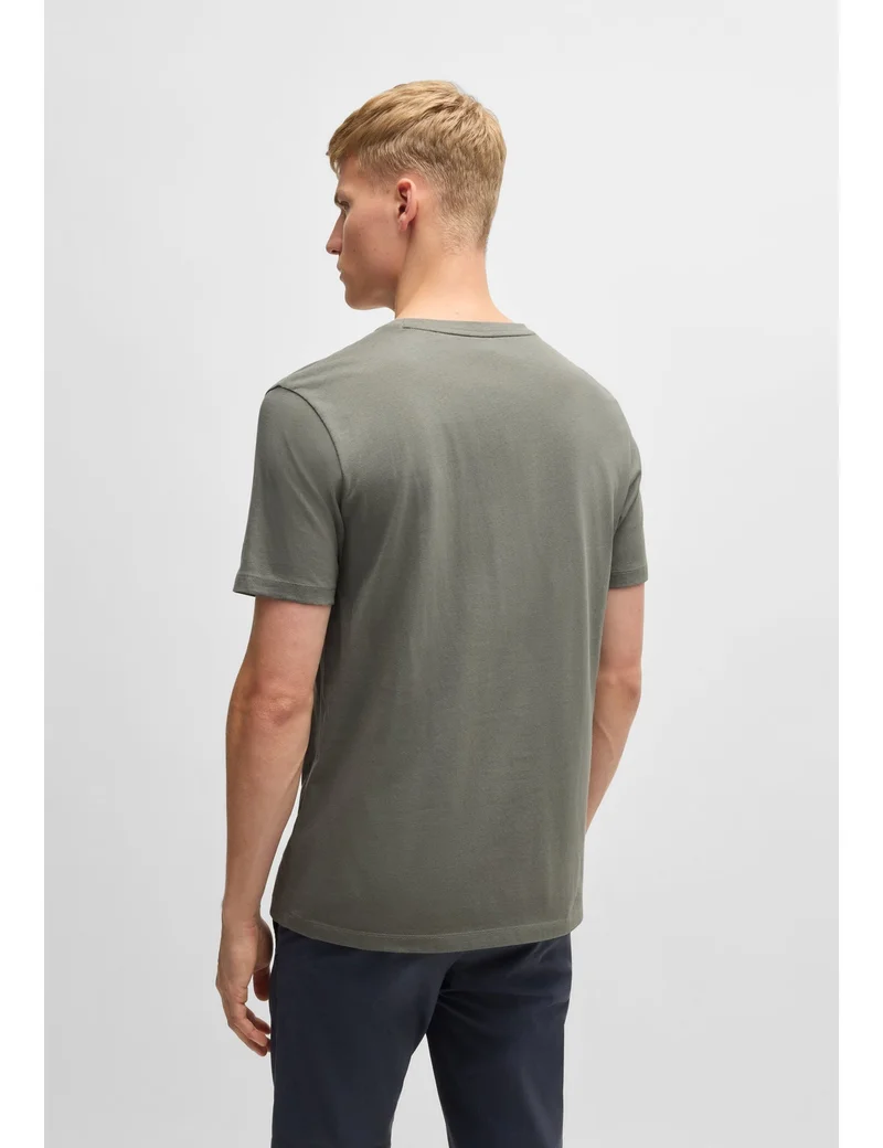 بوس تيشيرت قطن جيرسي مع رقعة شعار