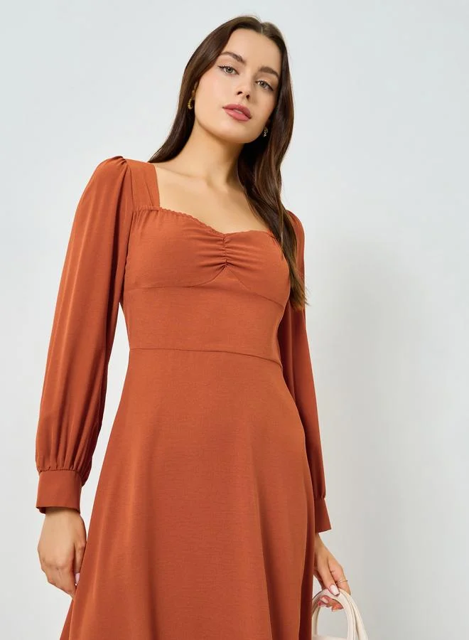 تايك تو فستان طويل بحافة واسعة بياقة مزمومة وأكمام منفوخة