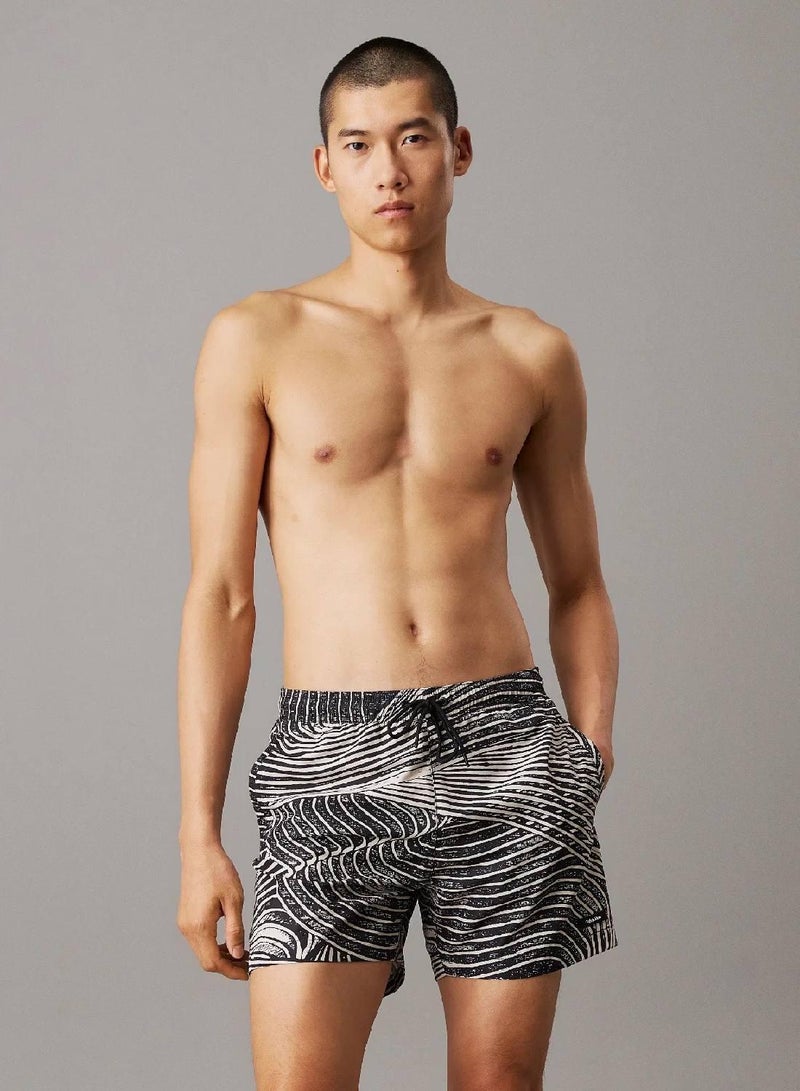 كالفن كلاين شورت سباحة متوسط برباط - سي كيه إسنشالز - Image 1