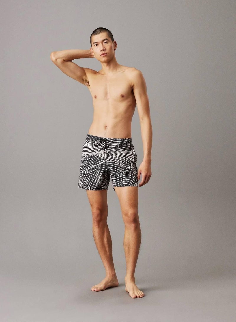 كالفن كلاين شورت سباحة متوسط برباط - سي كيه إسنشالز - Image 4